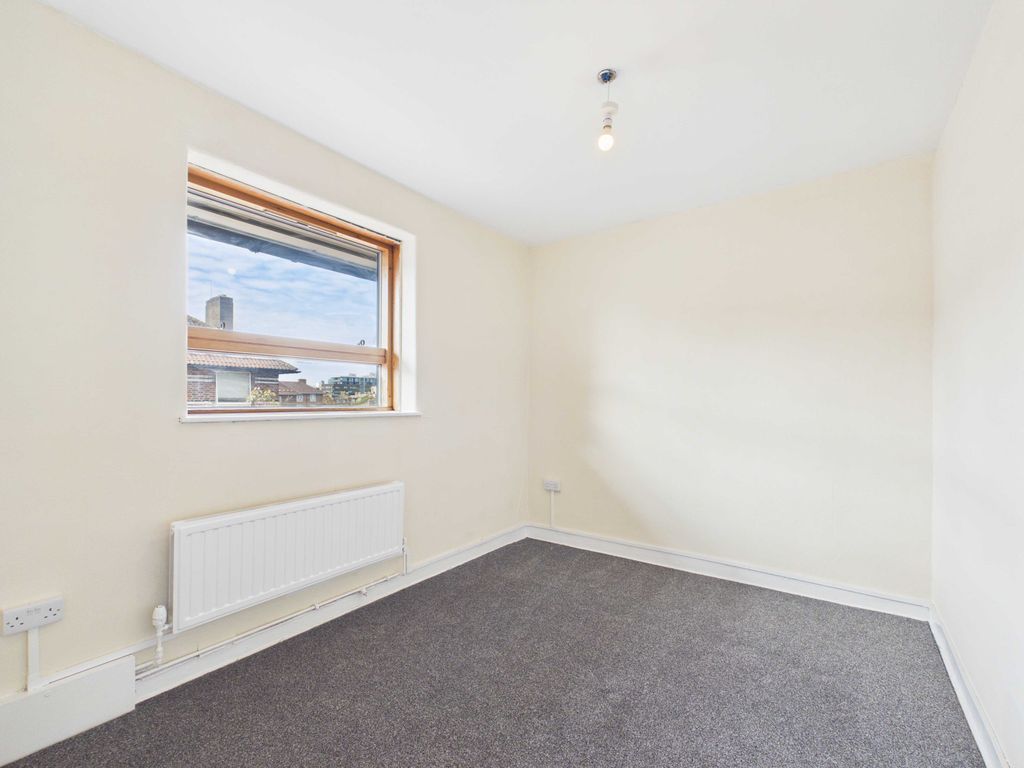 Property photo 2 of 6 Cam03741G0-Pr0210-Still005