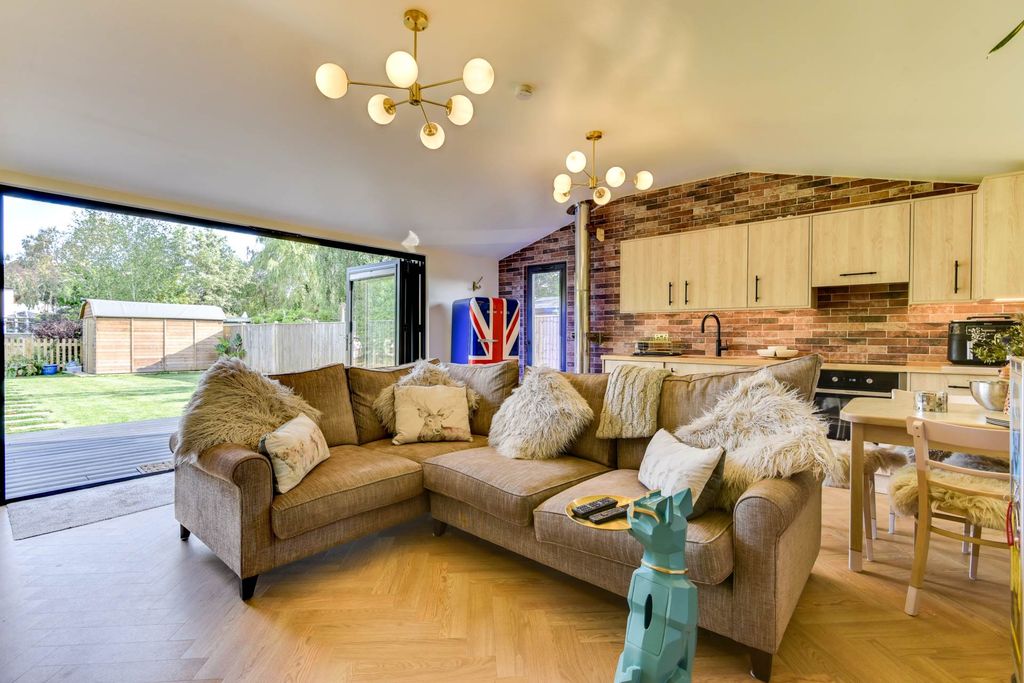 Property photo 1 of 32