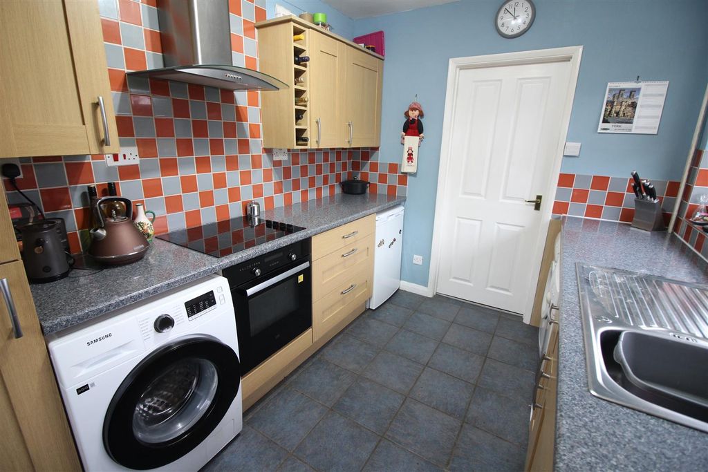 Property photo 3 of 12 Kitchen