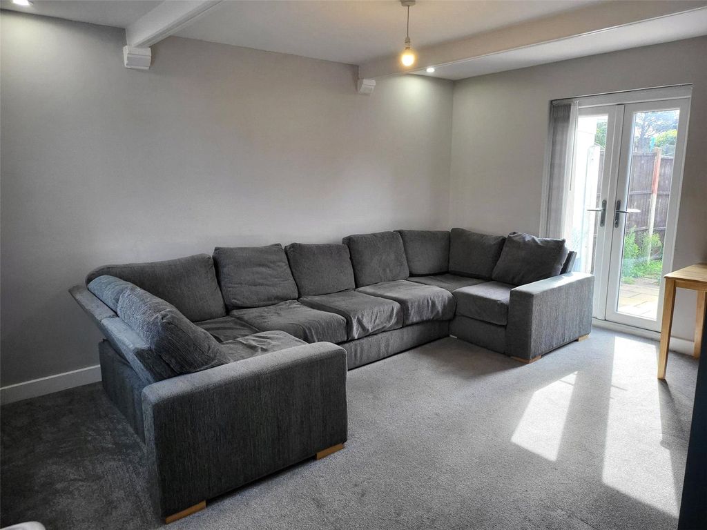 Property photo 3 of 11 Lounge