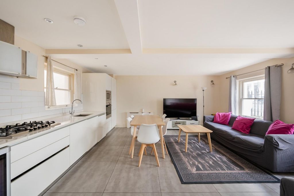 Property photo 3 of 22 107 Lancaster Gate Hi-1.Jpg