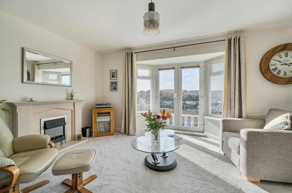 Property photo 3 of 21 1372418-12-68Fba9...