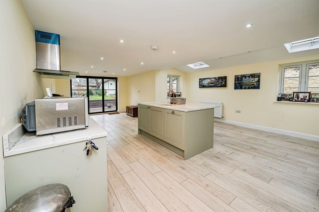 Property photo 2 of 21