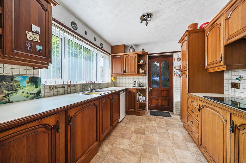 Property photo 3 of 15 1304595-12-68434d...