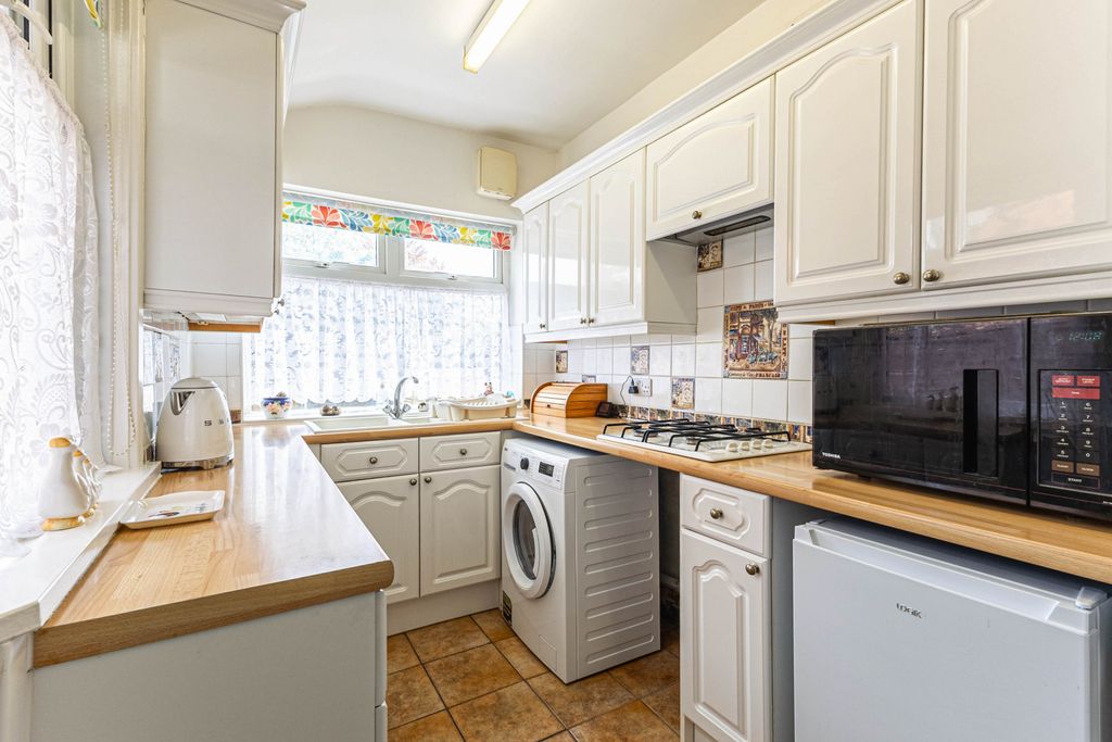 Property photo 3 of 19 Kitchen