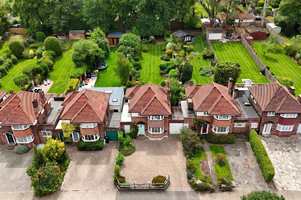 Property photo 1 of 18 Great Tattenhams
