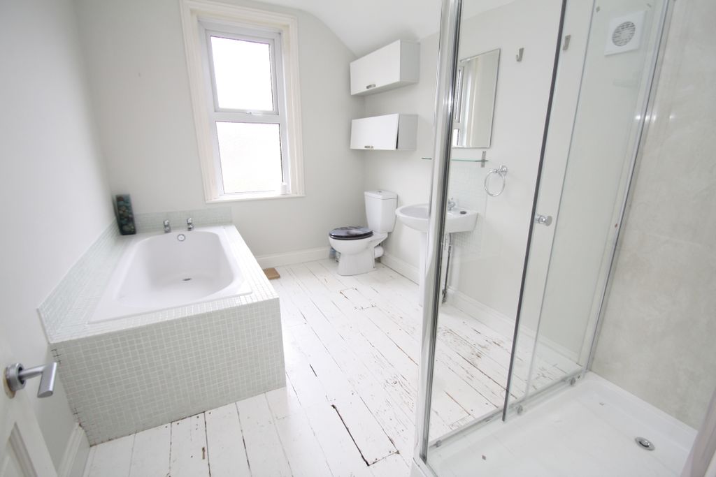 Property photo 3 of 10 Bathroom