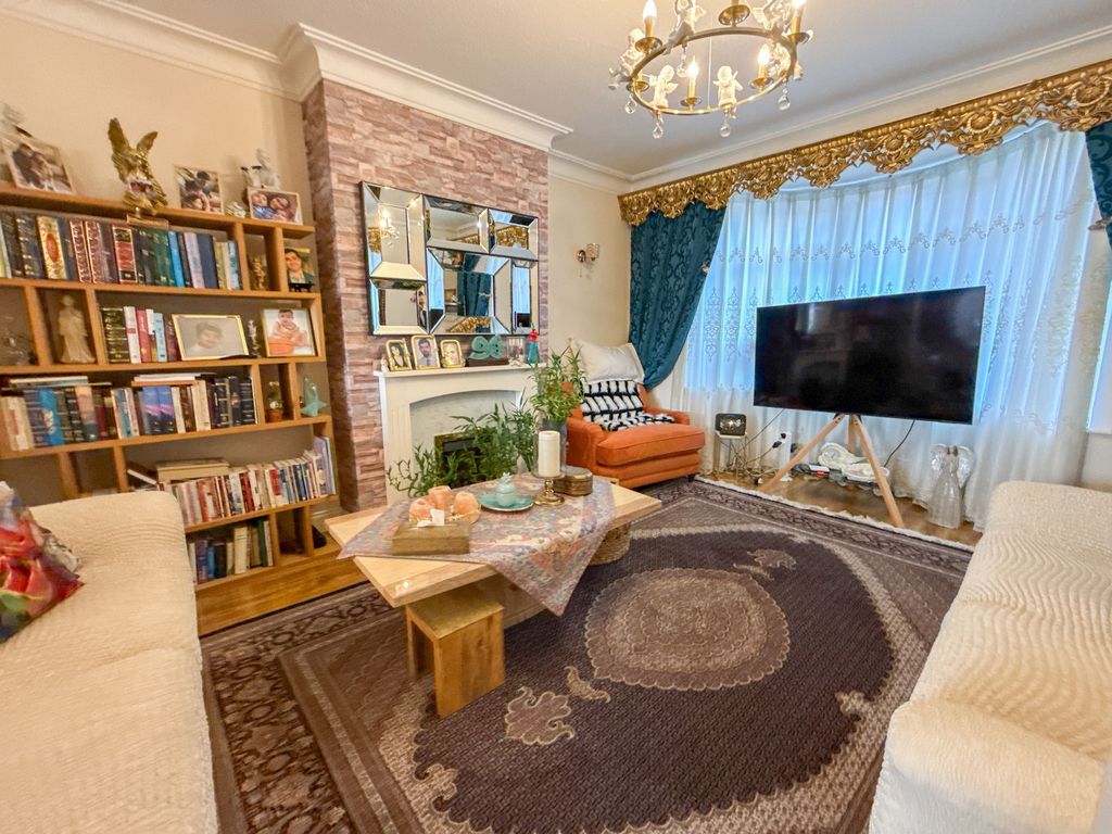 Property photo 2 of 12 Lounge