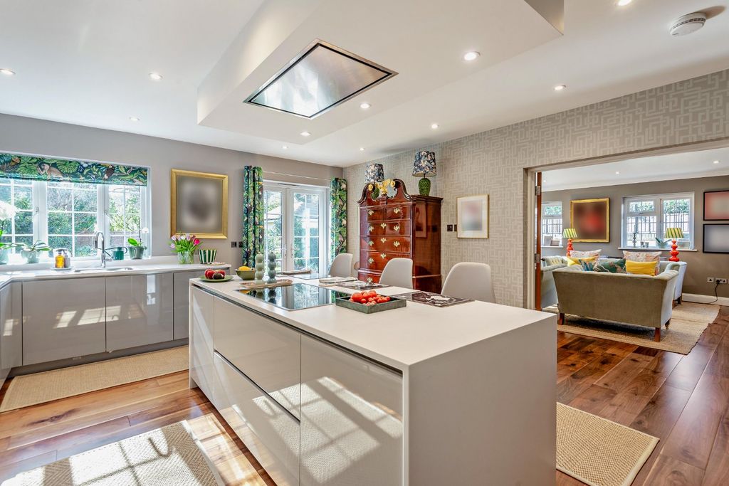 Property photo 3 of 22 Kitchen/Breakfast