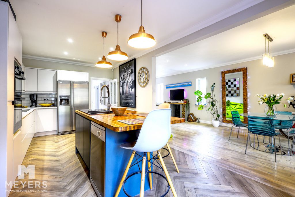 Property photo 2 of 28