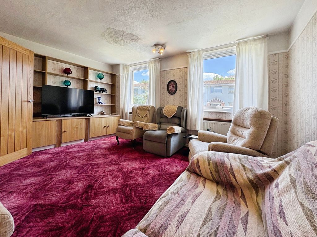 Property photo 3 of 17 Living Room