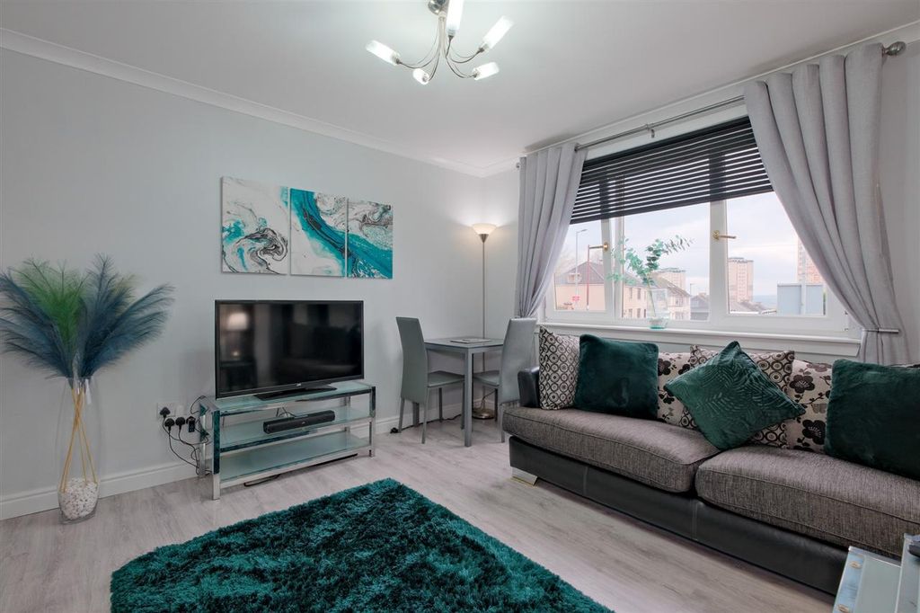 Property photo 2 of 15 Lounge