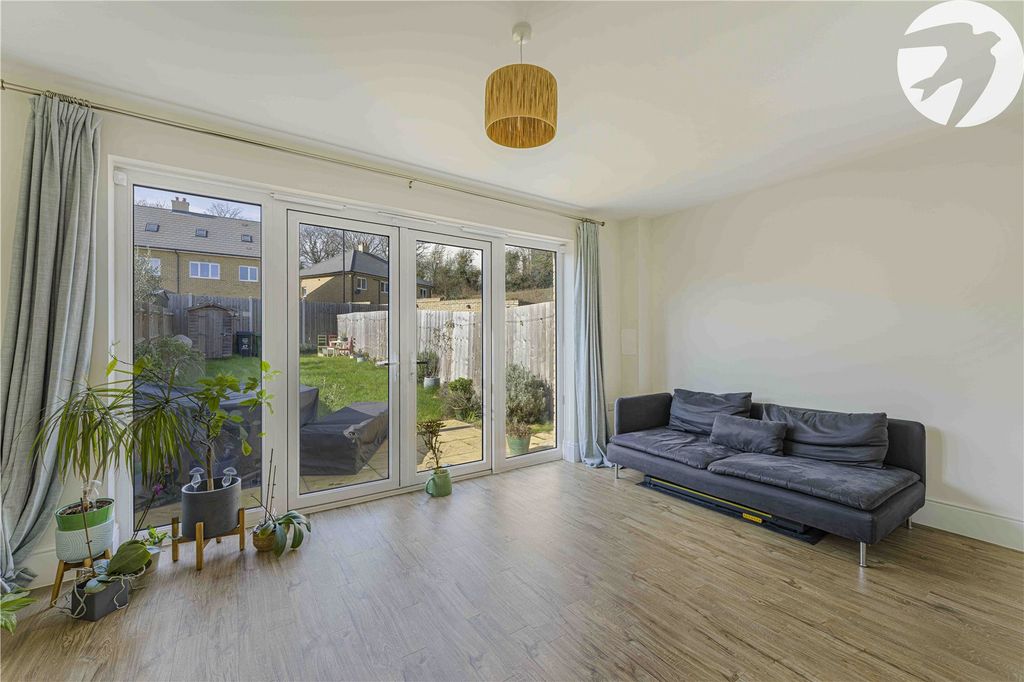 Property photo 2 of 23 Lounge