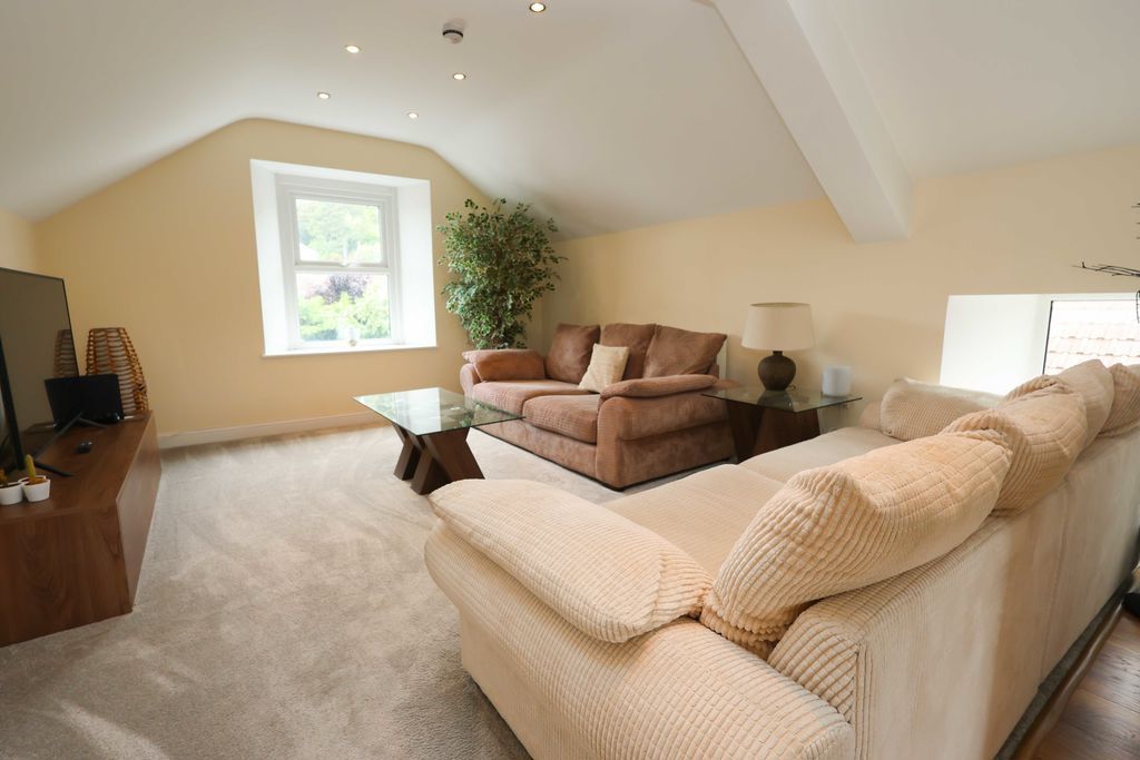 Property photo 2 of 19 Sitting Area
