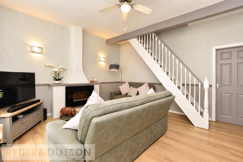 Property photo 3 of 16 Lounge