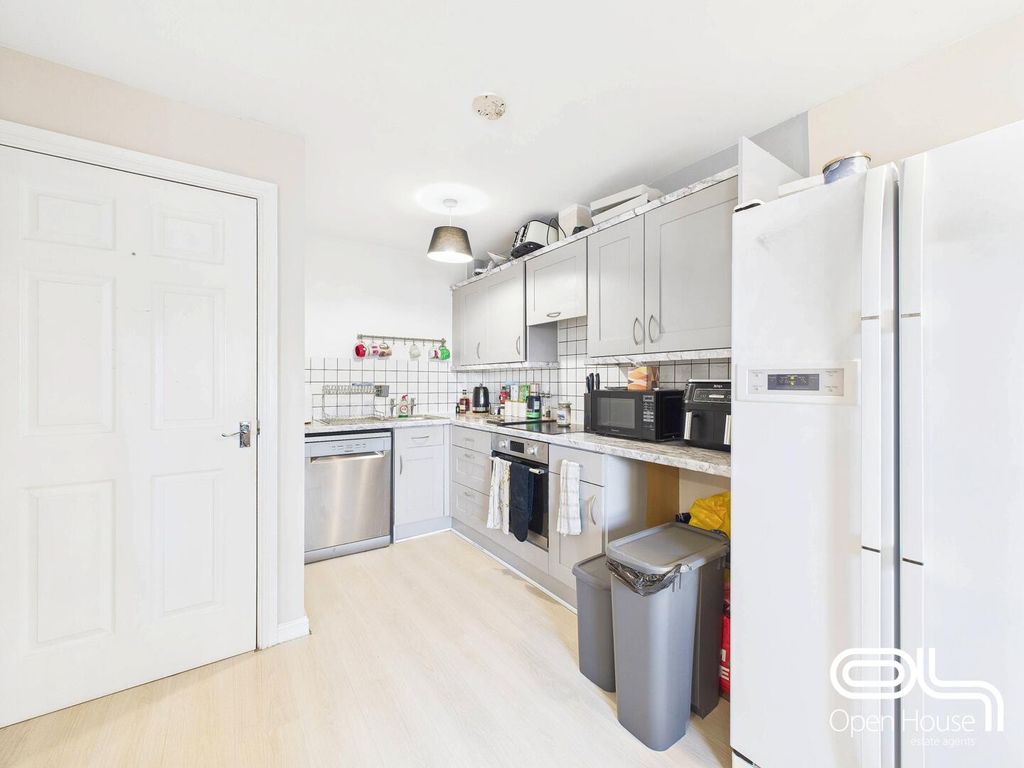 Property photo 3 of 9 Kitchen