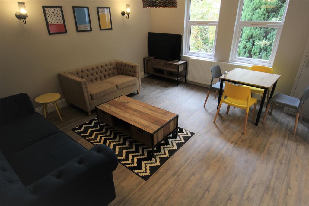 Property photo 3 of 11 Living.Jpg