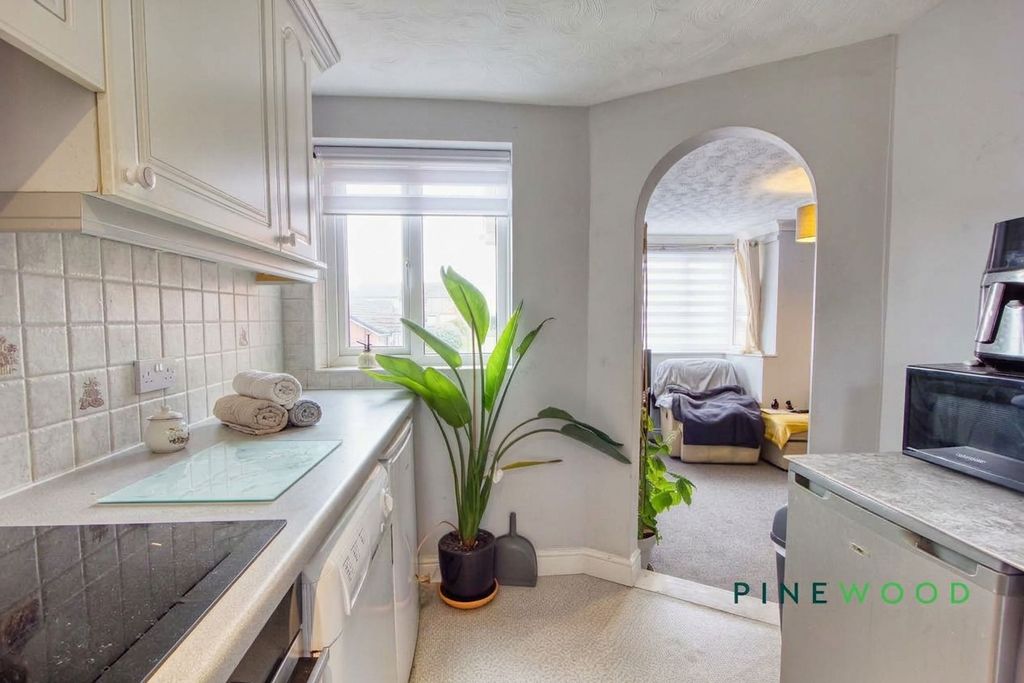 Property photo 3 of 12 Kitchen