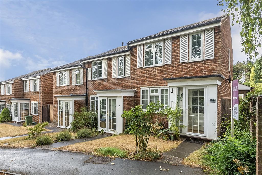 Property photo 3 of 19 20-Aquila-Close-24.Jpg