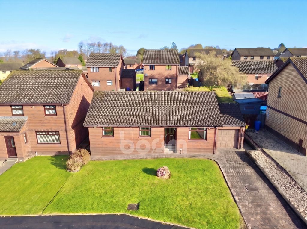 Property photo 1 of 26 St Andrews Place, Beith External