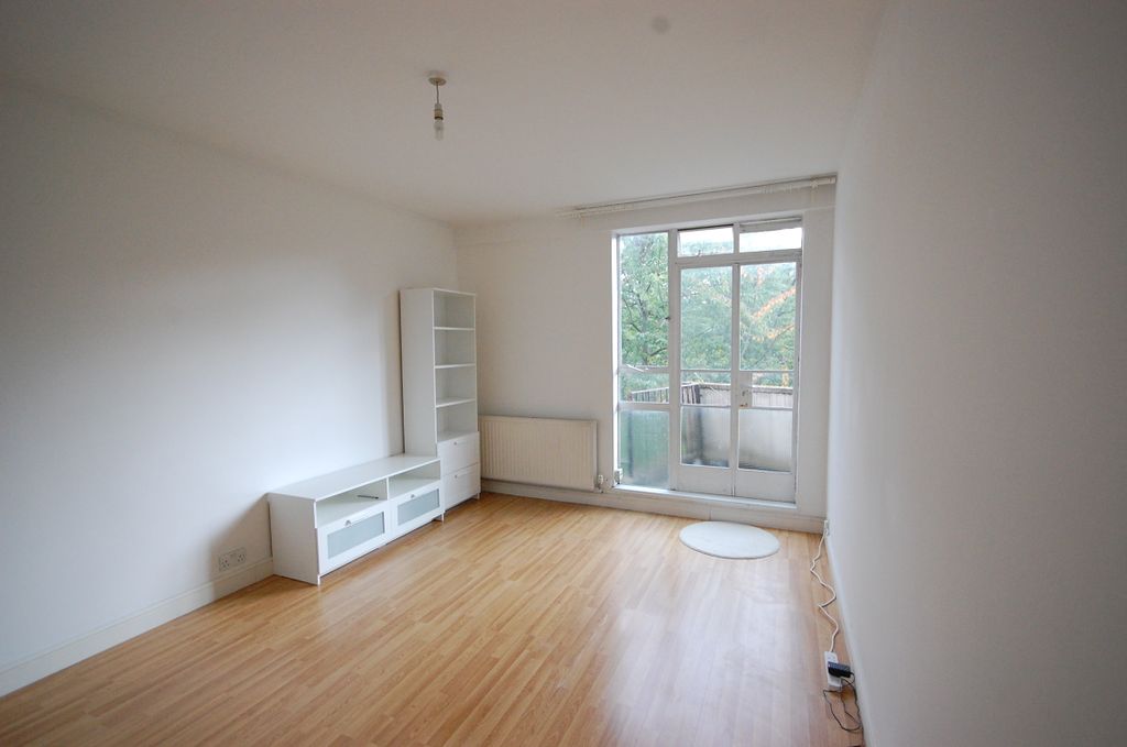 Property photo 1 of 4 Living Room