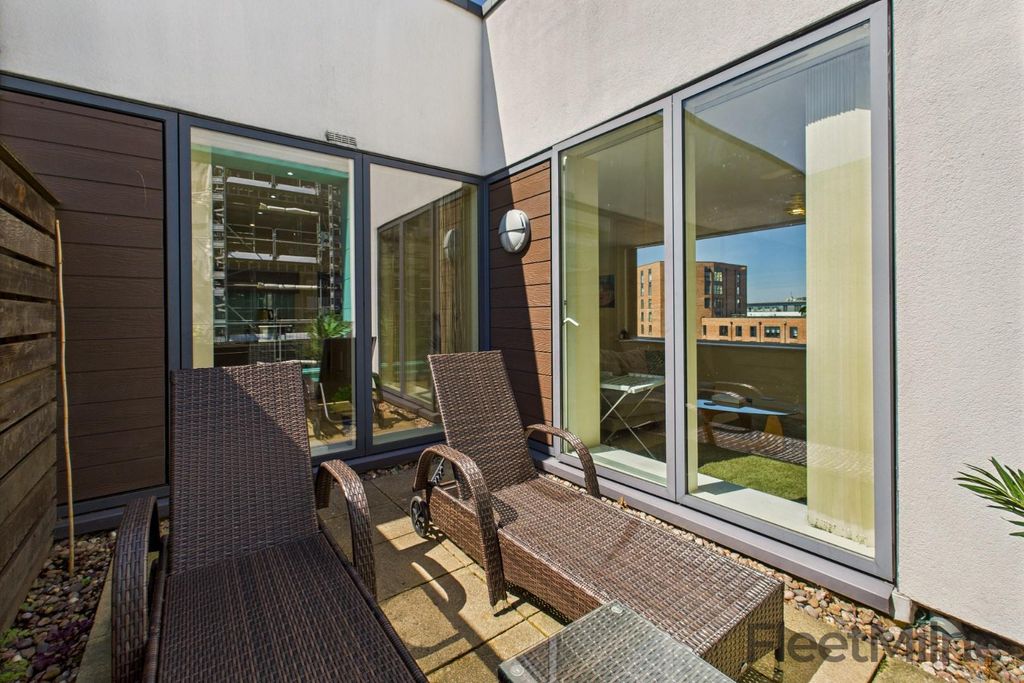 Property photo 3 of 25 Terrace