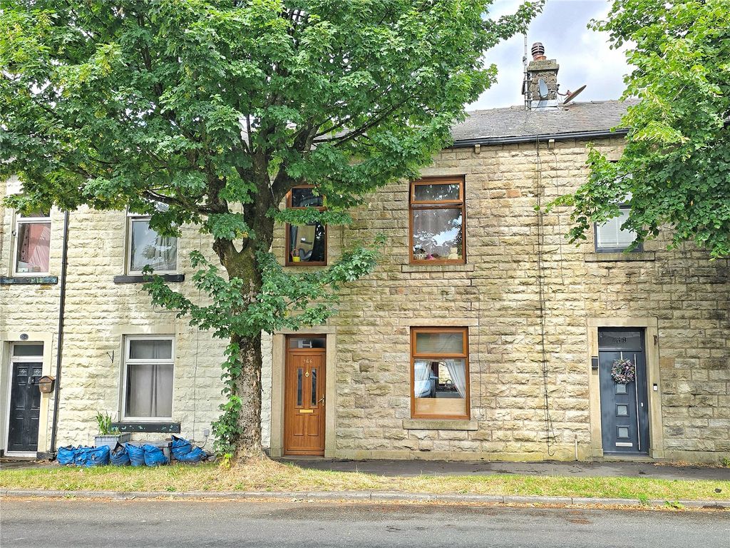 Property photo 1 of 17 Period Mid-Terrace