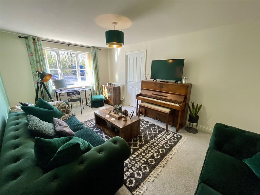 Property photo 3 of 10 Lounge