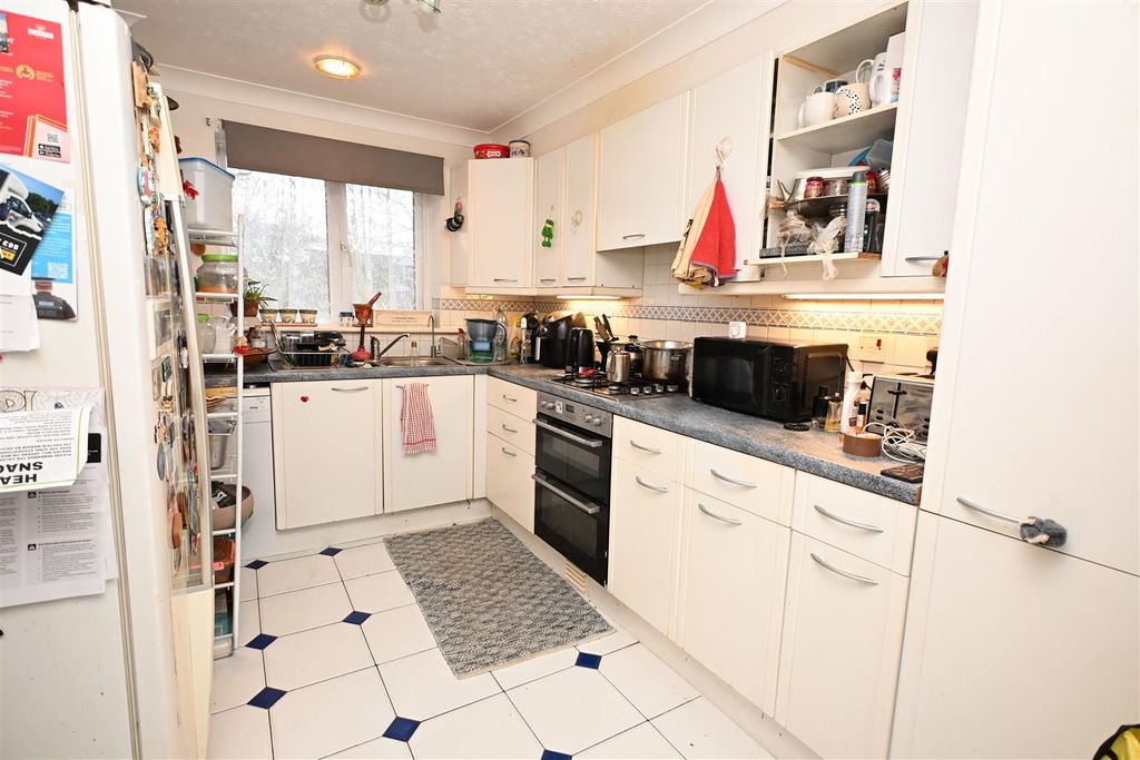 Property photo 2 of 12 Kitchen