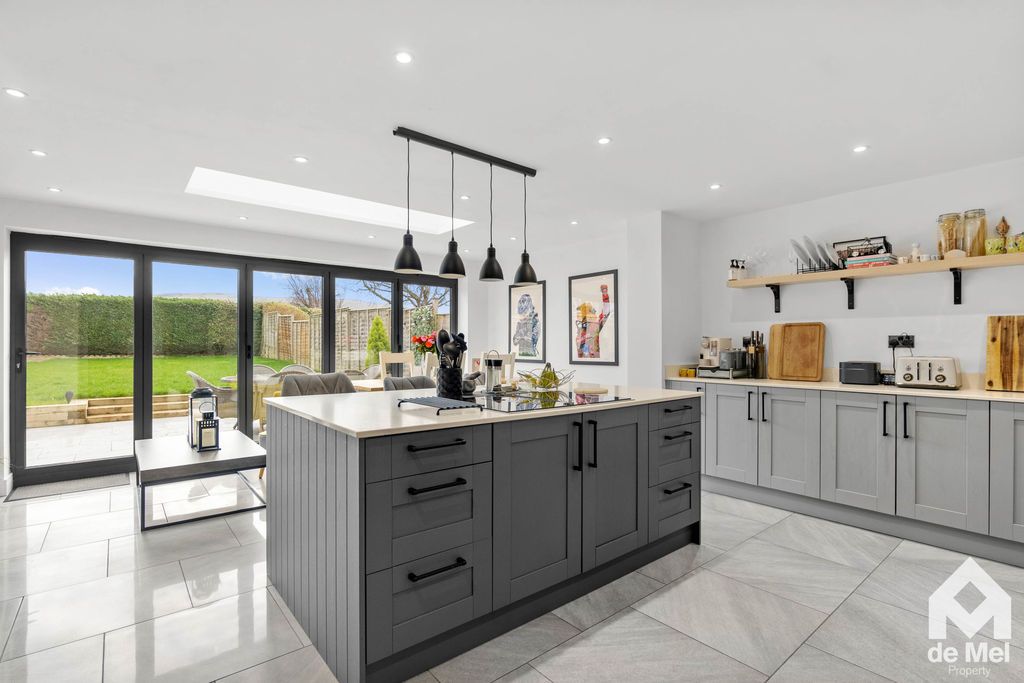 Property photo 2 of 14 Photo 6