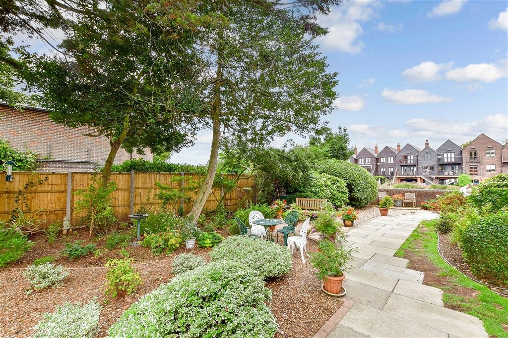 Property photo 3 of 11 Communal Gardens