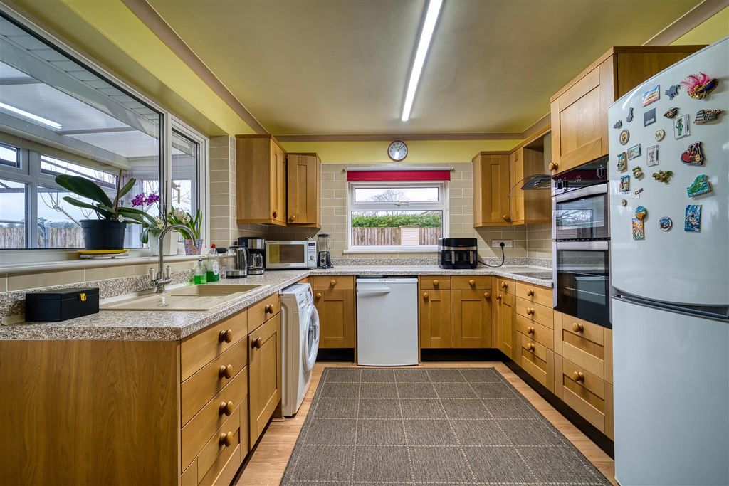 Property photo 3 of 11 Kitchen