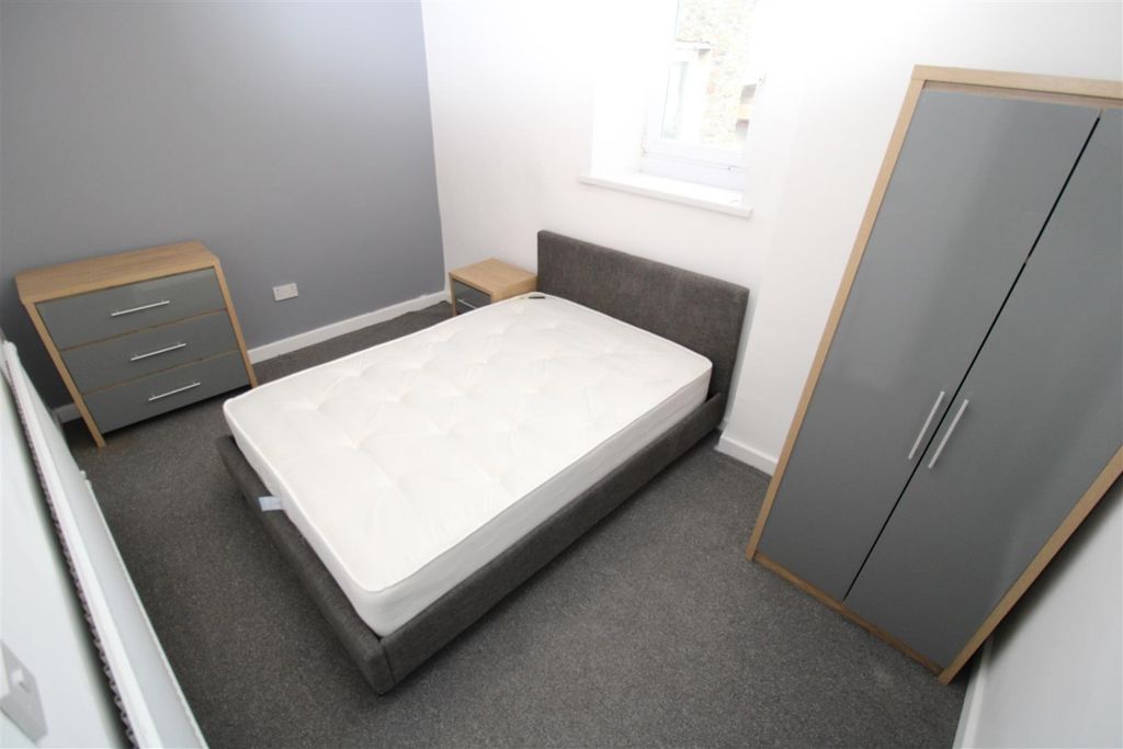 Property photo 1 of 5 Bright Modern Bedroom With Ample Storage...