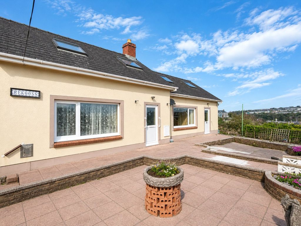 4 bed detached house for saleRekoons, Lower Hill Street, Hakin, Milford Haven SA73