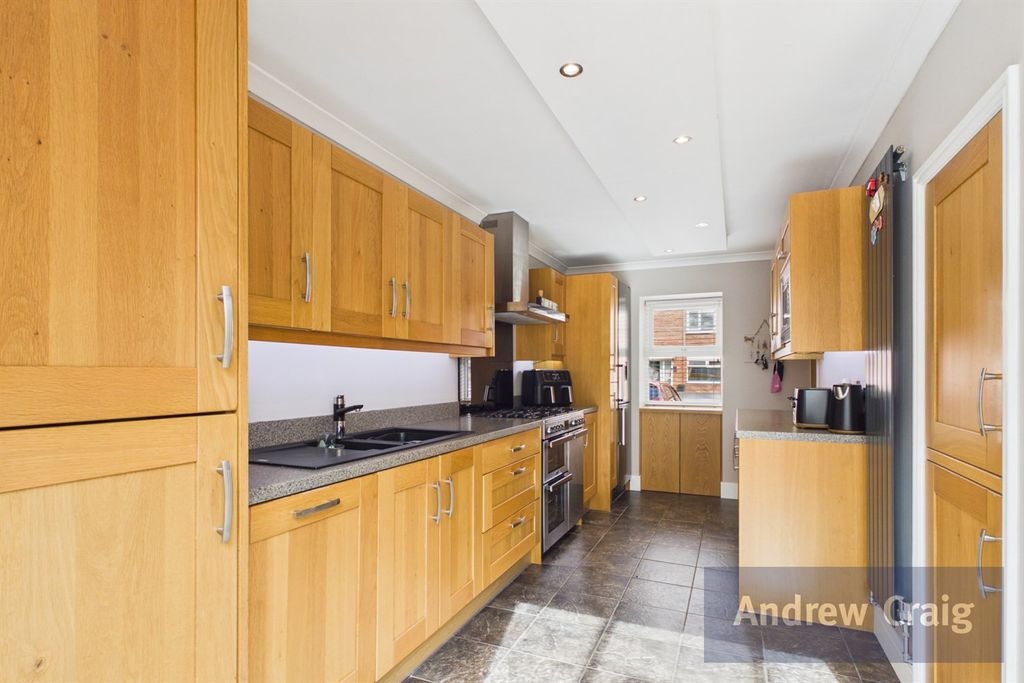 Property photo 3 of 17 Kitchen