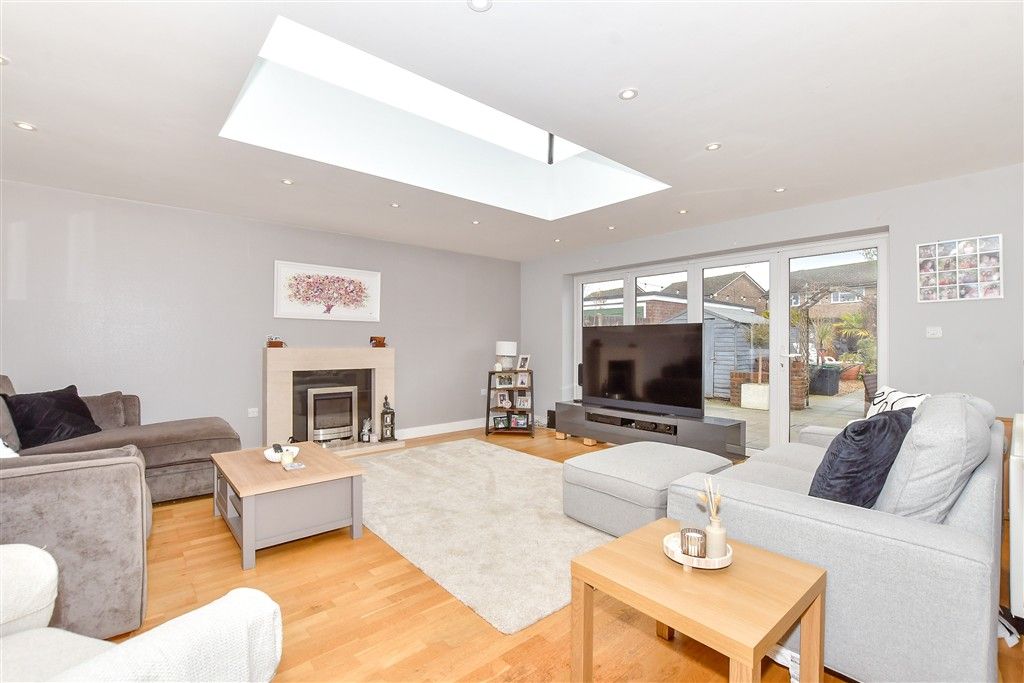 Property photo 3 of 15 Lounge