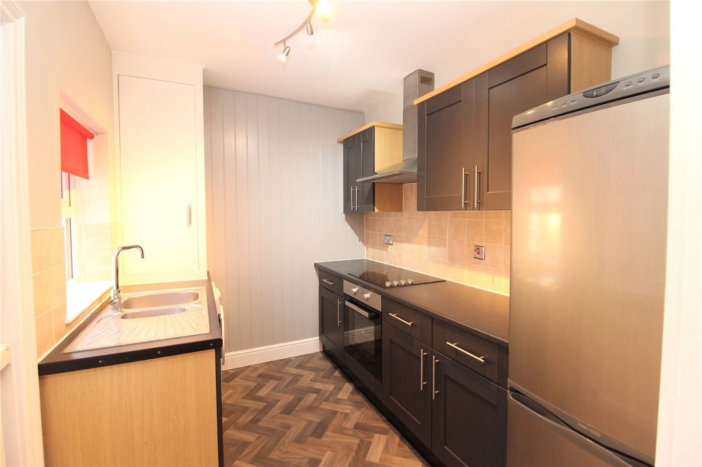 Property photo 3 of 8 Kitchen