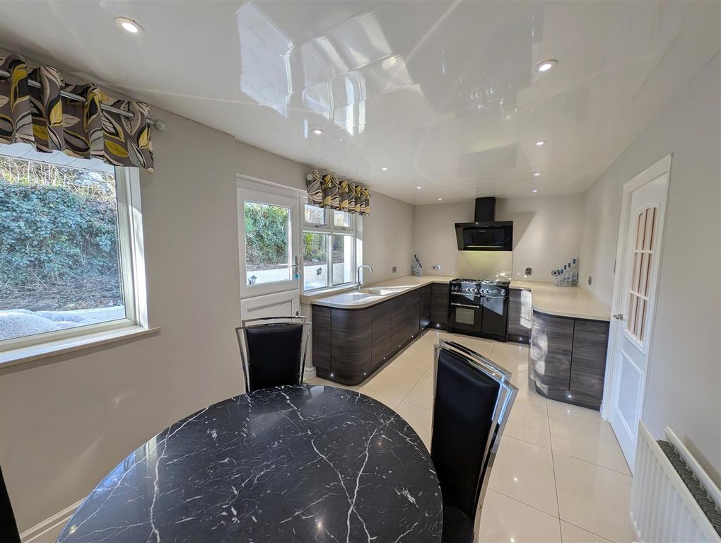 Property photo 3 of 31 Breakfast Kitchen