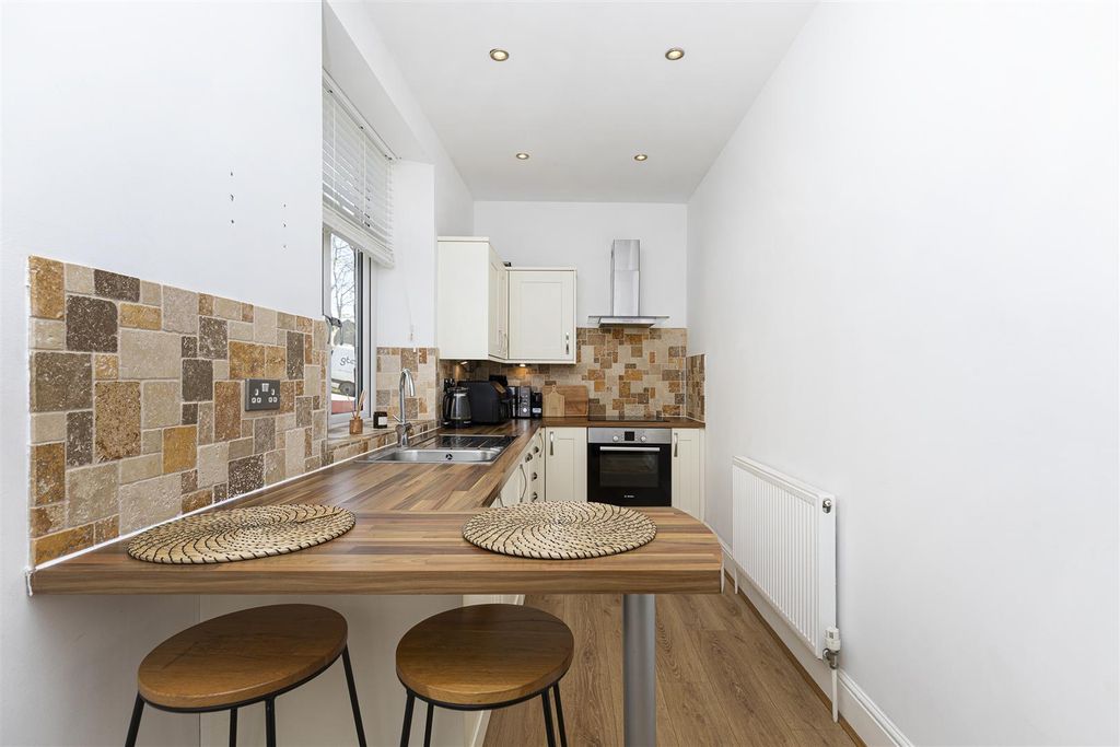 Property photo 3 of 25 Kitchen