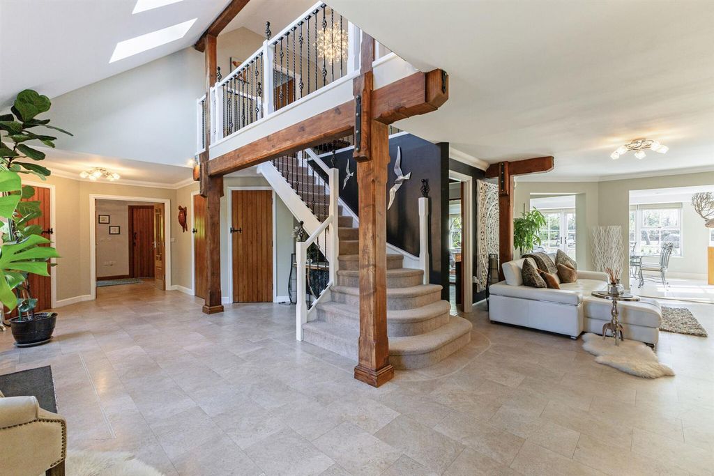 Property photo 3 of 29 114539_Magnolia House Gibbins Lane Warfield-26_Low