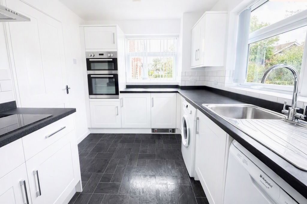 Property photo 3 of 14 Kitchen