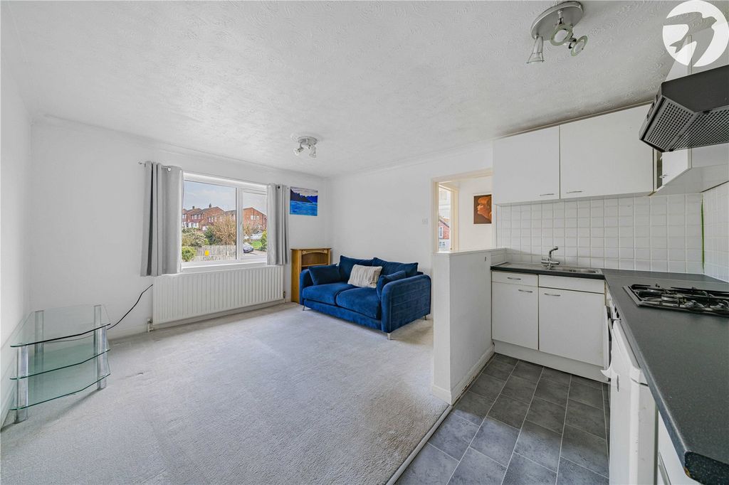 Property photo 3 of 21 Living Room/Kitchen