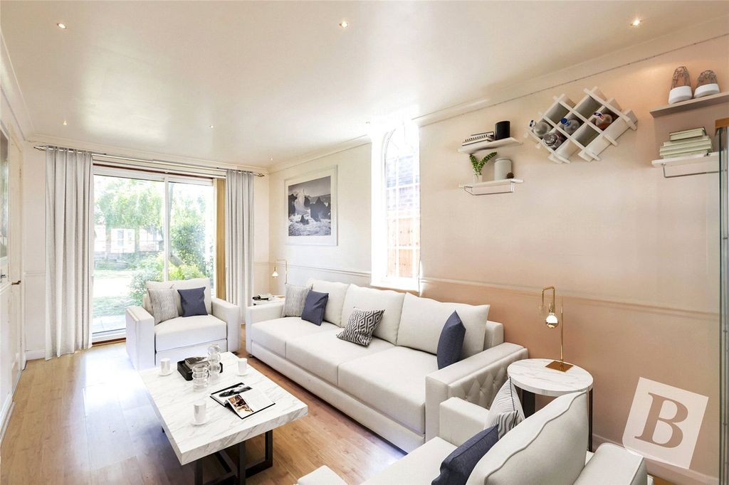 Property photo 3 of 17 Sitting Room