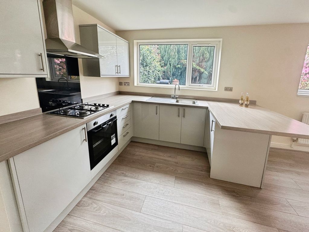 Property photo 3 of 18 Kitchen Area