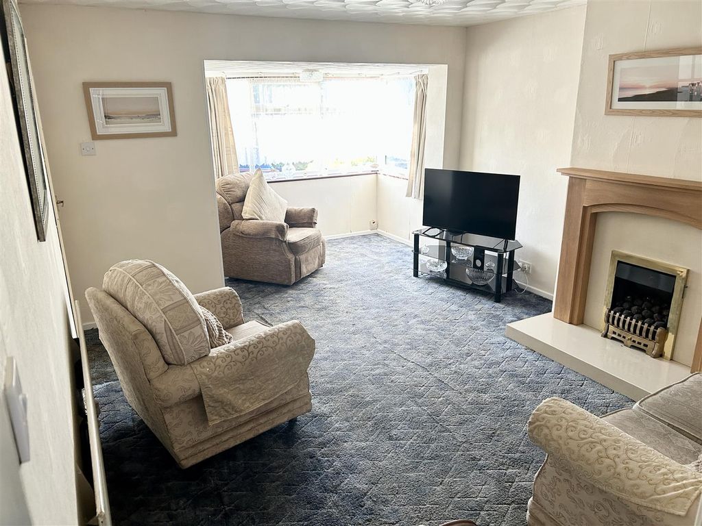 Property photo 3 of 12 Lounge