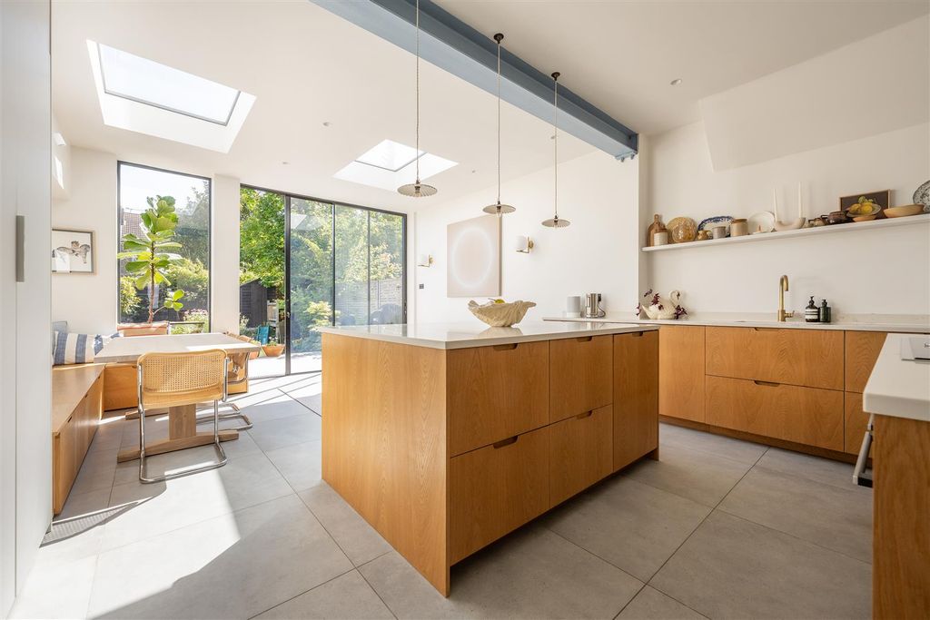 Property photo 3 of 39 Howard Road, E17