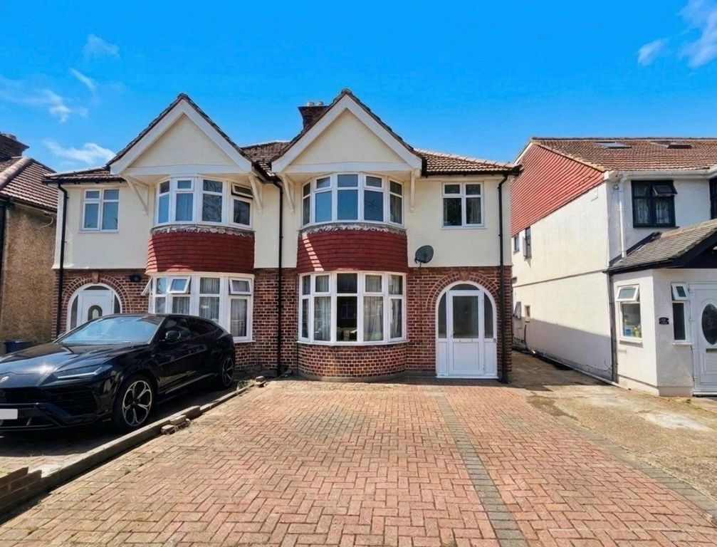 Property photo 1 of 10 3 Bed Semi-Detached House For Sale Meadow Waye, Hounslow Tw5
