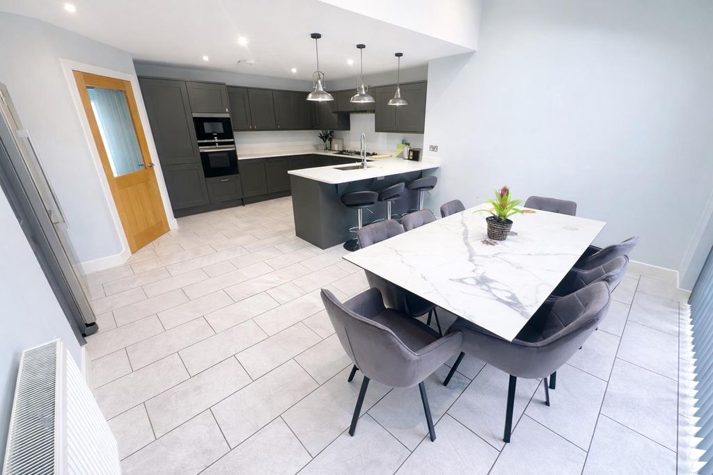 Property photo 2 of 14 Kitchen / Dining Room