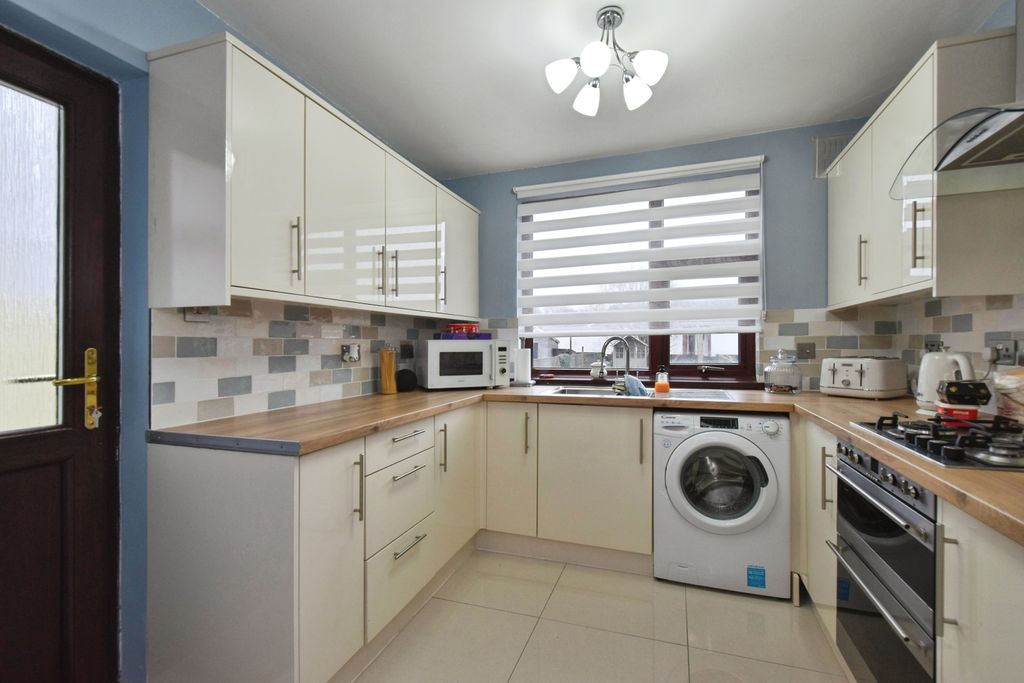 Property photo 3 of 16 Kitchen