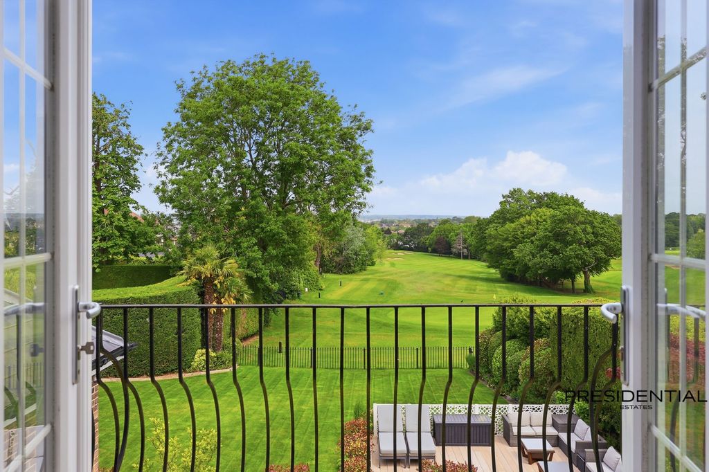 7 bed detached house for saleManor Road, Chigwell IG7 photo 4